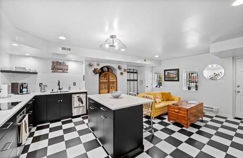 Mount Vernon Apartment | Large Garden Level Apartment with Backyard Vibes, King Bed and Home Office Setup