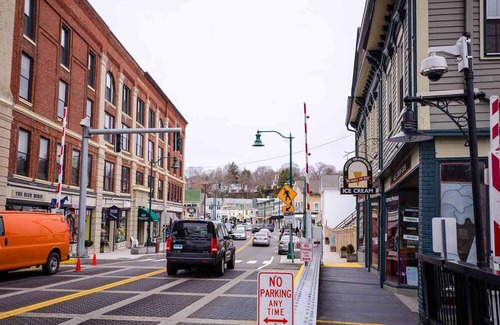 Westerly Apartment | NEW Spacious 4BR on River Above Top Breakfast Spot with A/C in Quaint Stonington