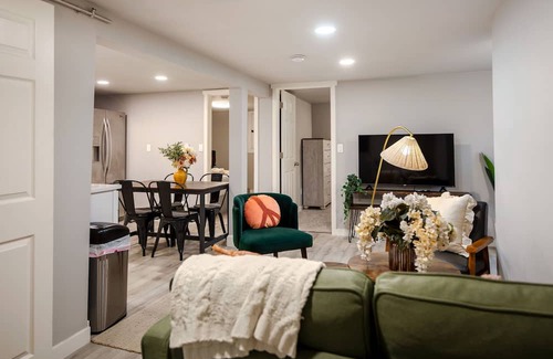 Bryn Mawr-Skyway House | Cozy and Bright Renovated 2B Lower (private entry)