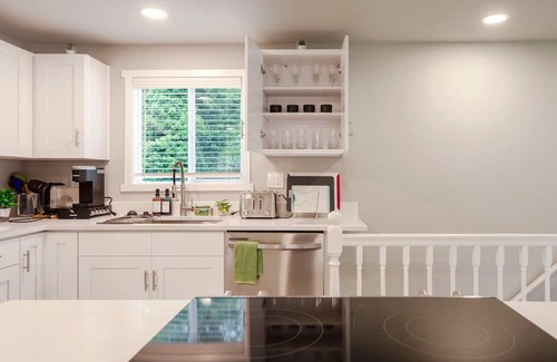 Bryn Mawr-Skyway House | Cozy and Bright Renovated 2B Lower (private entry)