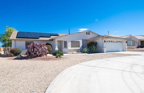 Lake Havasu City House | 3 Bed 3 Bath Havasu Pool Home Circular Driveway
