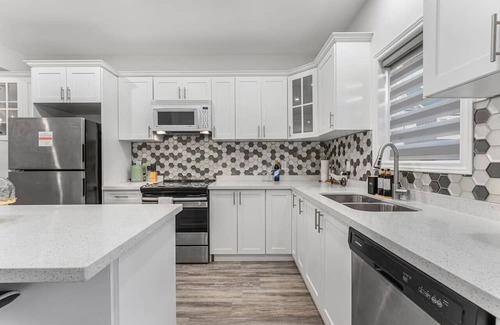 Niagara Falls Apartment | Stylish *NEW* 2BR Suite| 2.5Baths | Close to Falls