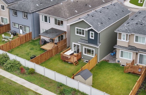 West Edmonton House | Luxurious West End Escape close to River cree casino and WEM