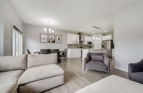 West Edmonton House | Luxurious West End Escape close to River cree casino and WEM