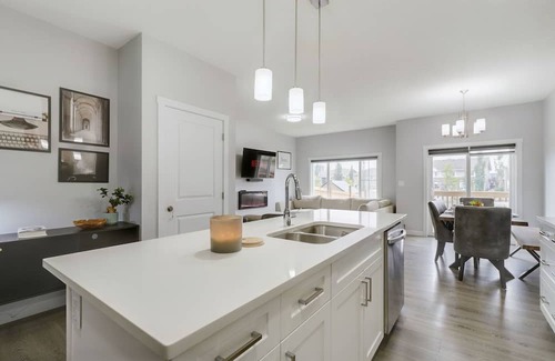 West Edmonton House | Luxurious West End Escape close to River cree casino and WEM