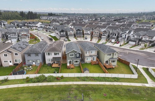 West Edmonton House | Luxurious West End Escape close to River cree casino and WEM