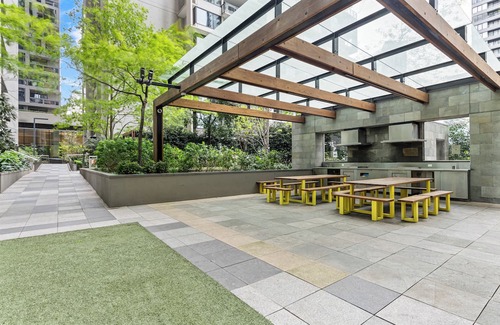 Melbourne Central Business District Apartment | Cozy 2BR | amazing views + pool & gym (accommodates 6 people)