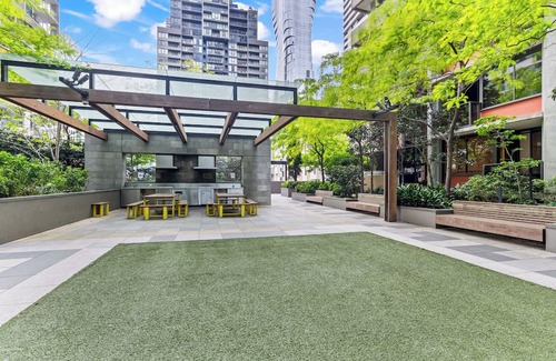 Melbourne Central Business District Apartment | Cozy 2BR | amazing views + pool & gym (accommodates 6 people)