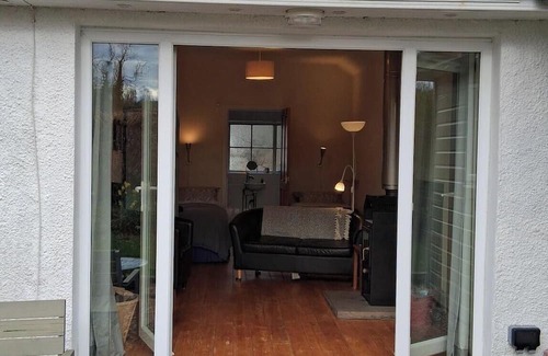 Kippen Cottage | Cosy cottage with kitchen, log burner & private patio in rural village