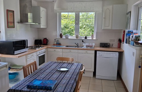 Kippen Cottage | Cosy cottage with kitchen, log burner & private patio in rural village