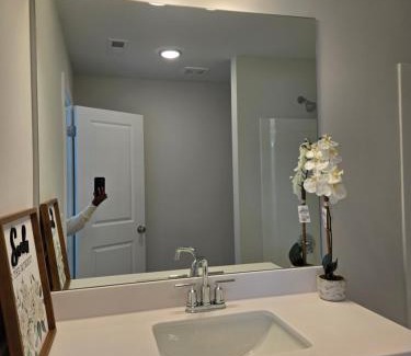 Clarkdale House | Queen room with private bath and wifi Room One