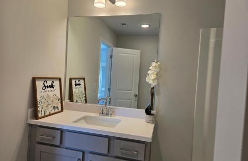 Clarkdale House | Queen room with private bath and wifi Room One