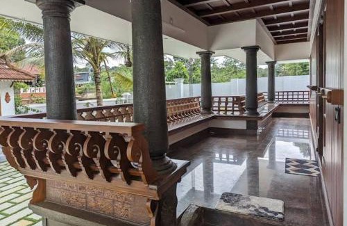Ettumanoor House | Swimming Pool Naalkett Tharavad Villa with nice Ambience