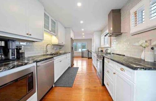 Port Dover House | River front 4 bedroom cottage with boat dock