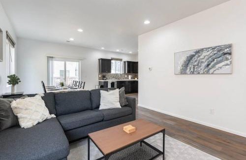 North Image House | Modern 3b/2b Retreat near Portland (Must-See)