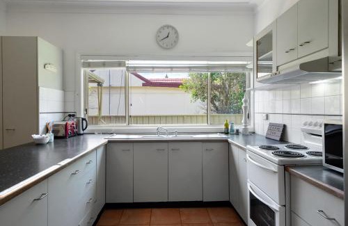 Budgewoi House | Cute and Relaxed Holiday Home - Close to Beach
