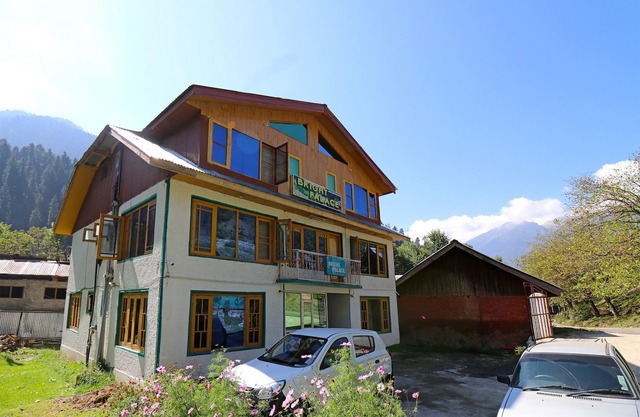 OYO 18990 Hotel Bright Palace