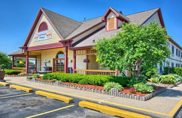 Econo Lodge Inn & Suites