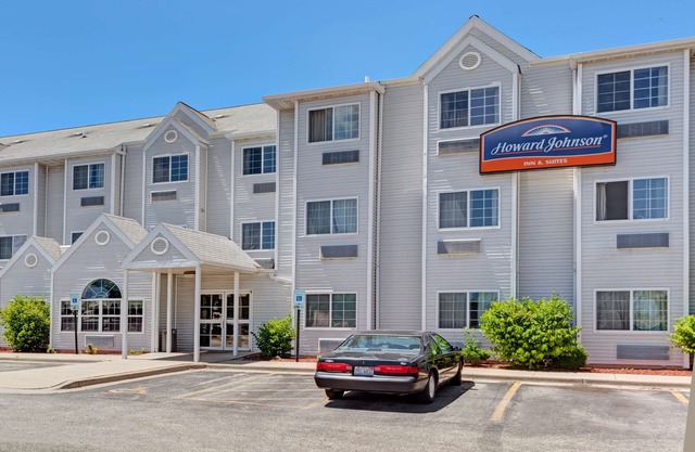 Howard Johnson Hotel & Suites by Wyndham Elk Grove Village