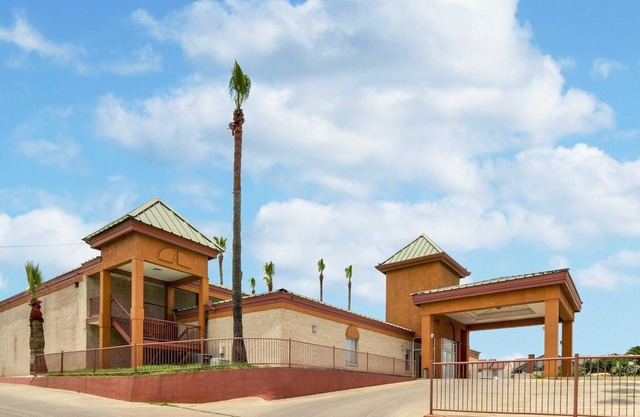 Econo Lodge Inn & Suites Eagle Pass