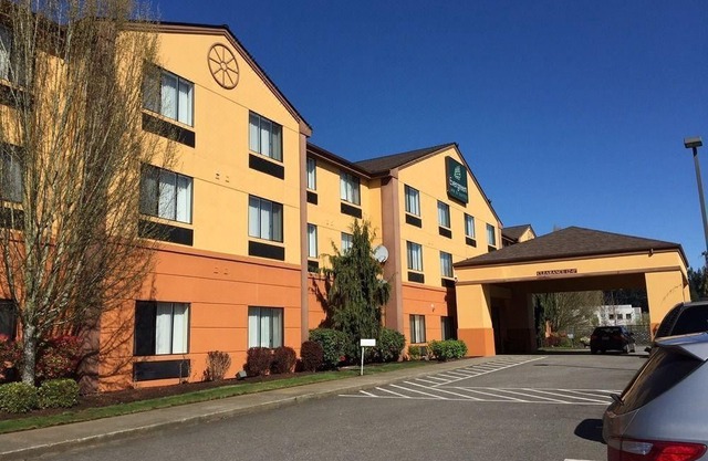 Evergreen Inn & Suites