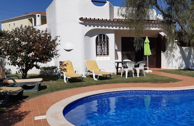House in a quiet area, overlooking the sea, private pool and beautiful garden