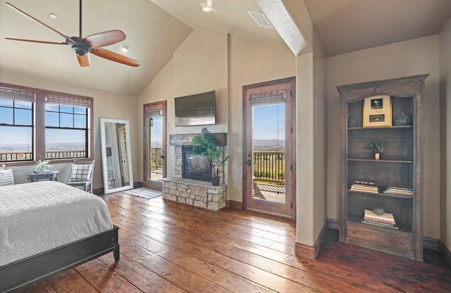 4BD/4.5BA LUXURY ESTATE w/ VIEWS + HOTTUB & BILLIARDS