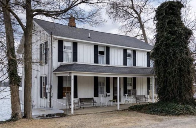 Beautiful Historic Lodge Near Kalamazoo, Open all year round!