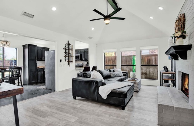 Cozy Parkside Home/ Rail Yard/ Toyota Centre