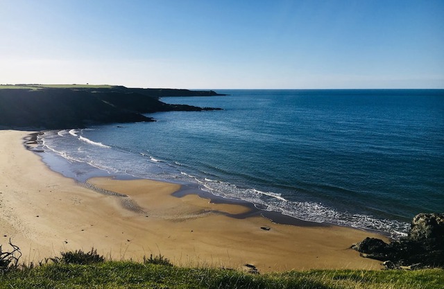 Superb 3 bedroom single storey cottage with eco friendly hot tub & private Lake