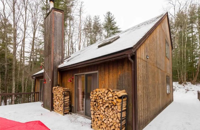 Cabin 10 Minutes to ski Hunter&Windham, Sleeps 6, Snowshoeing, Huge Property