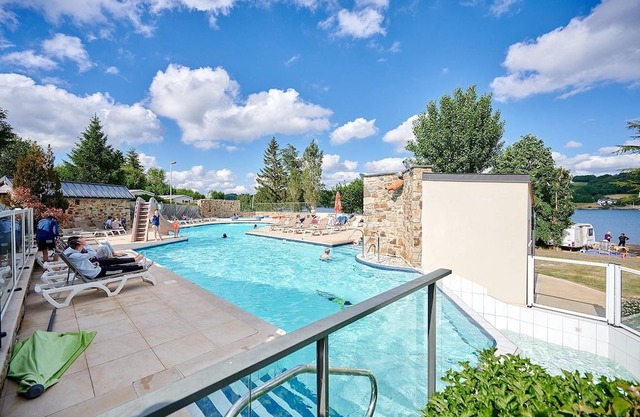 Luxe Sanitary XL 6 Pers. Villatent at camping Les Genêts on Lake Pareloup