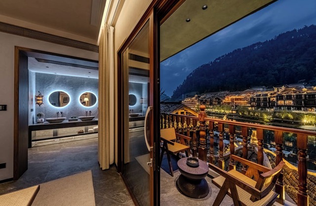 Fenghuang Yiquan River View B&B