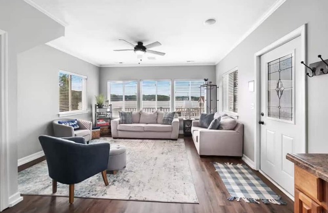 3 Bedroom Charming Lakefront Home! Family friendly