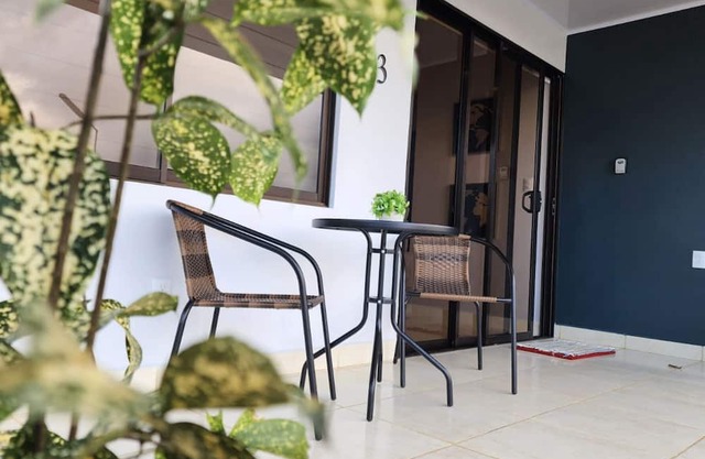 Charming Tropical Noir, 2-bedroom house with AC, WiFi