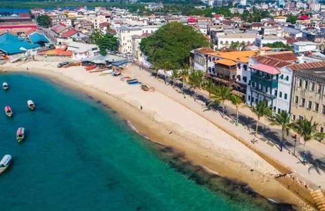 Rustic 2-bedroom, 2 bathroom apartment in the heart Stonetown Zanzibar. WiFi, AC