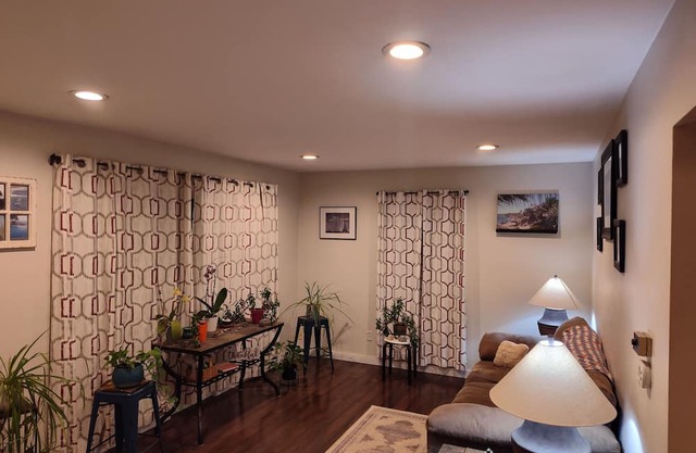 Sweet 2-bedroom home with A/C and back deck w/dining area, gas grill & fire pit