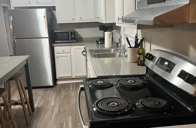 Collierville Cutie! Charming 3-bedroom /3 bath house, sleeps up to 9, spacious