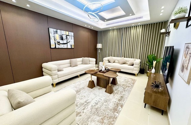 4 Bedroom Luxury Apartment Near Haram With Full Kitchen and Large Living Room