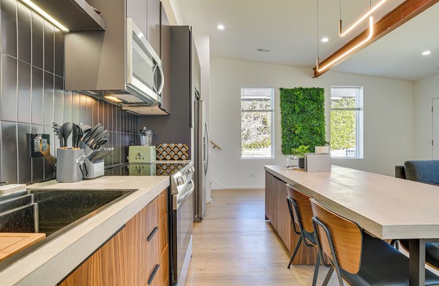 3 Mi to Dwtn: Chic Apartment in Chicago!