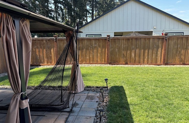 4-bedroom house in quietSpringfield with AC, WiFi, and more. 15 mins to Autzen