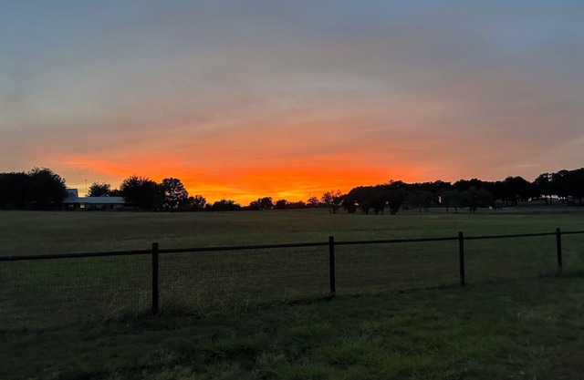 Charming farmhouse with 1 bedroom and WiFi, AC in amazing Weatherford TX