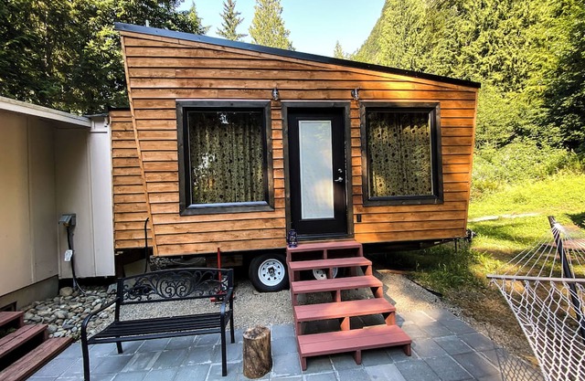 Cozy cabin on the lake, close to Mount Rainier, skiing, hiking, downtown!