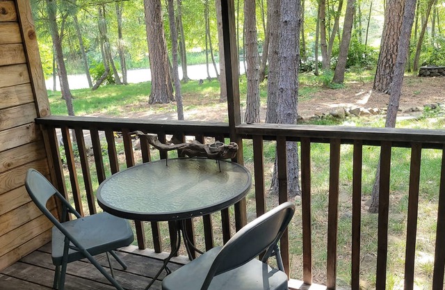 Cozy 1-bedroom trailer in charming Lyle