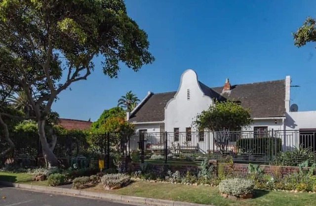 6 minutes' walk to Lagoon beach, Family house with a garden and swimming pool