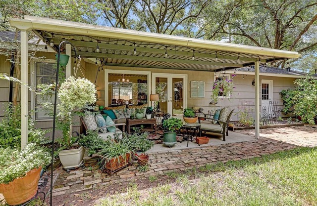 Cozy 3-bedroom house in fabulous Spring Branch, quiet and close to town.