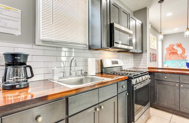 Convenient Elizabeth Apartment w/Private Balcony!