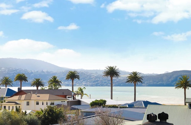 Hosts on the Coast Esplanade Harbour Vista apt 117