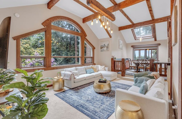 Private Retreat + Home Theatre + Amazing Views!