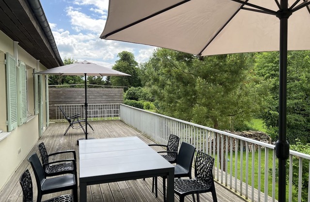 Bed and breakfast near Chartres on the banks of a river, heated pool, billiards.